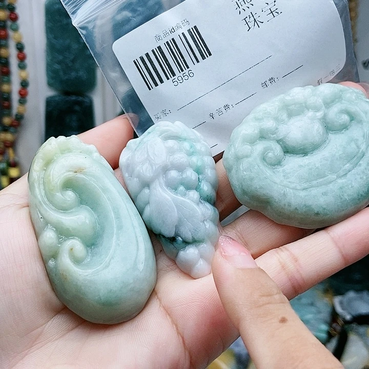 颈饰足铂镶嵌翡翠翡翠