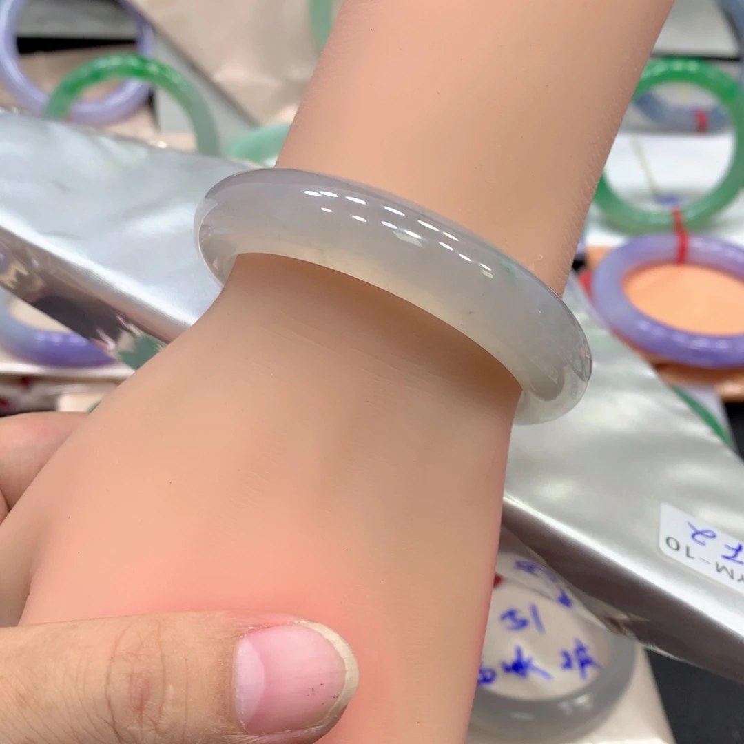 翡翠手镯未镶嵌翡翠