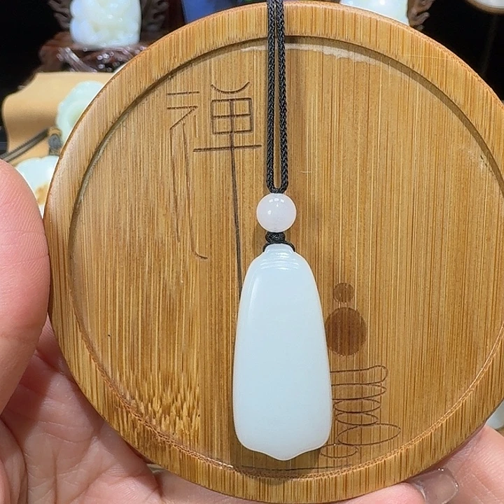 和田玉未镶嵌吊坠(赠链)