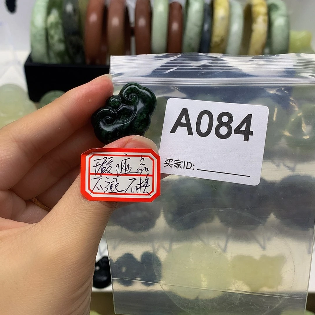 蛇纹石玉颈饰合金