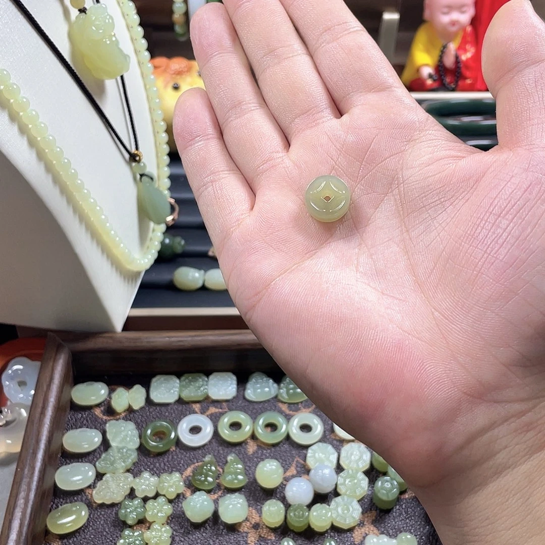 晨***光和田玉未镶嵌颈饰