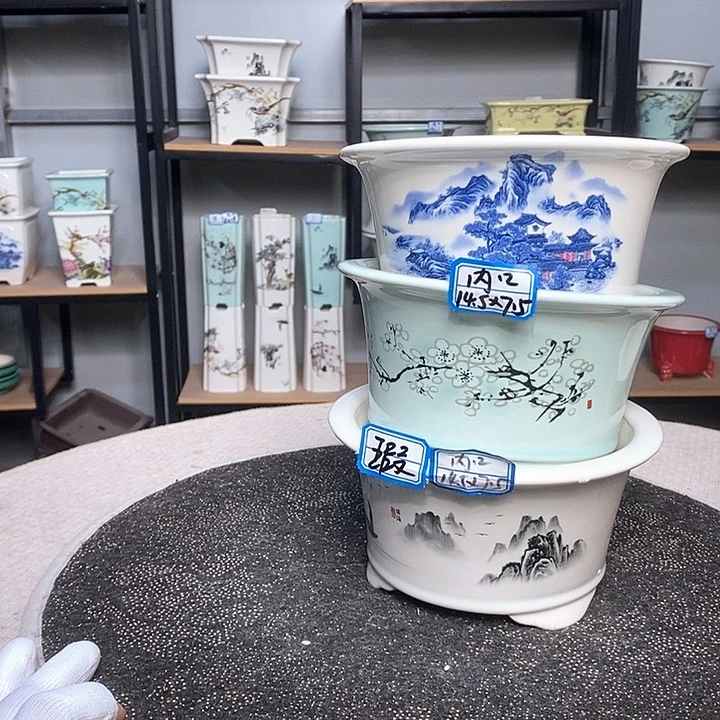 紫砂的花盆很漂亮