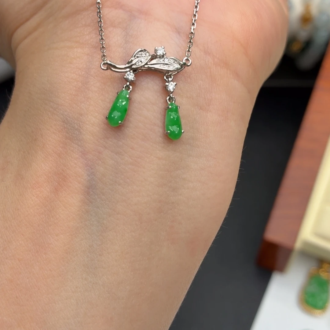 翡翠18K金镶嵌颈饰