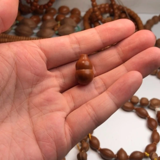 橄榄核手串小**?纯手工葫芦