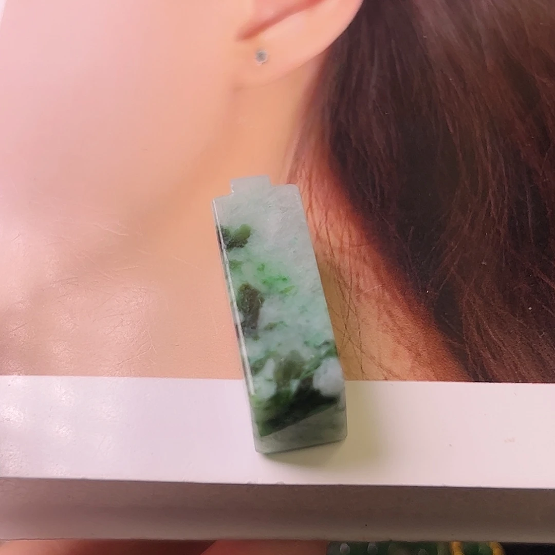我***B翡翠未镶嵌颈饰平安