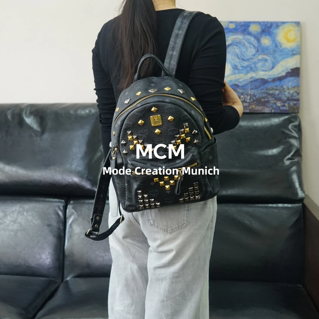 95新 MCM 黑色铆钉双肩包/BB03807035/7035
