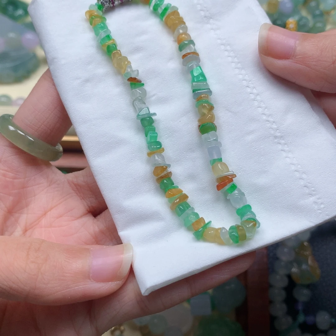 翡翠未镶嵌颈饰是