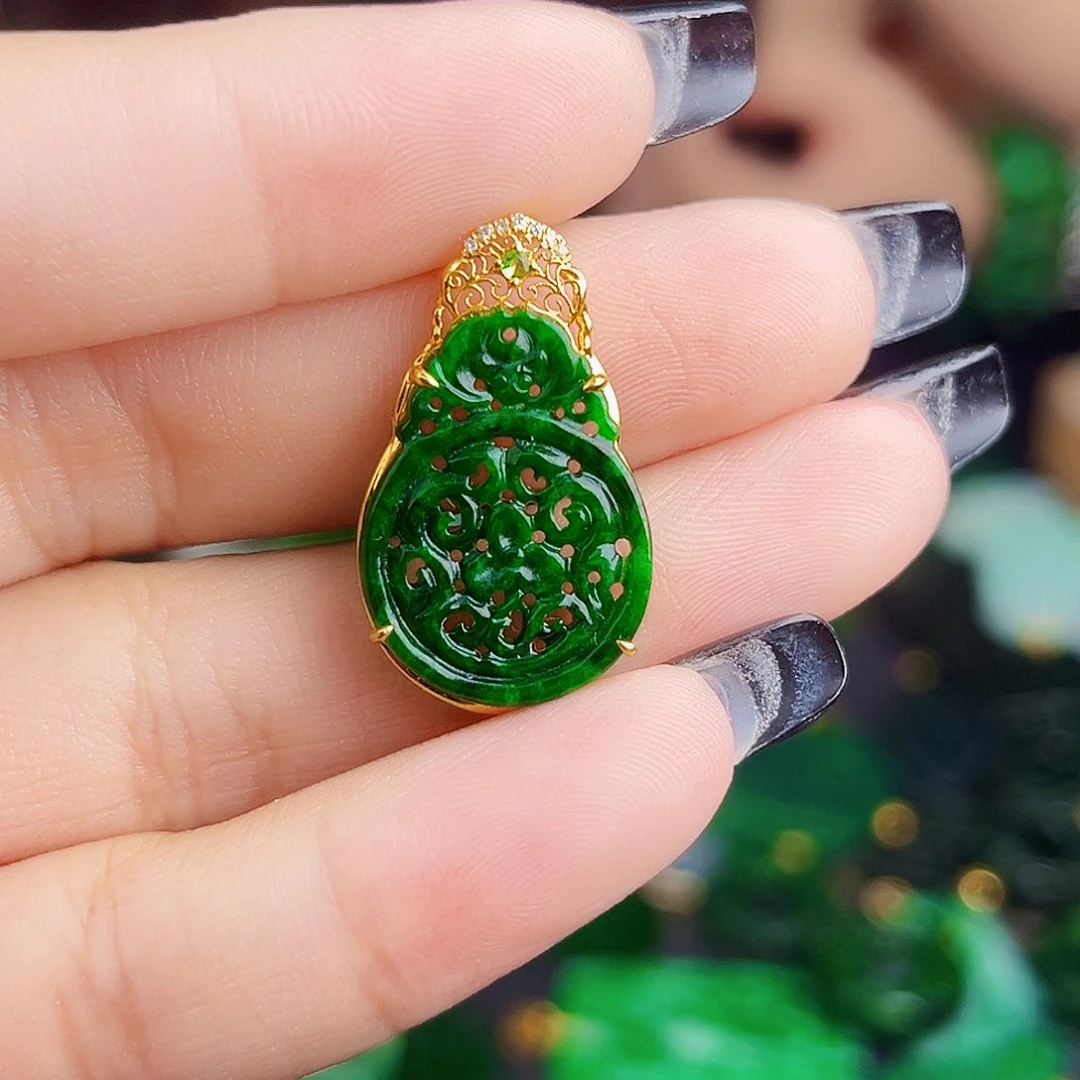 颈饰18K金镶嵌翡翠多样性