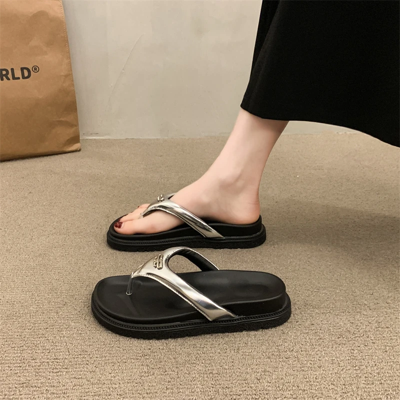 高级感夹脚人字拖鞋女夏外穿2025春季新款凉鞋超火防滑厚底沙滩鞋