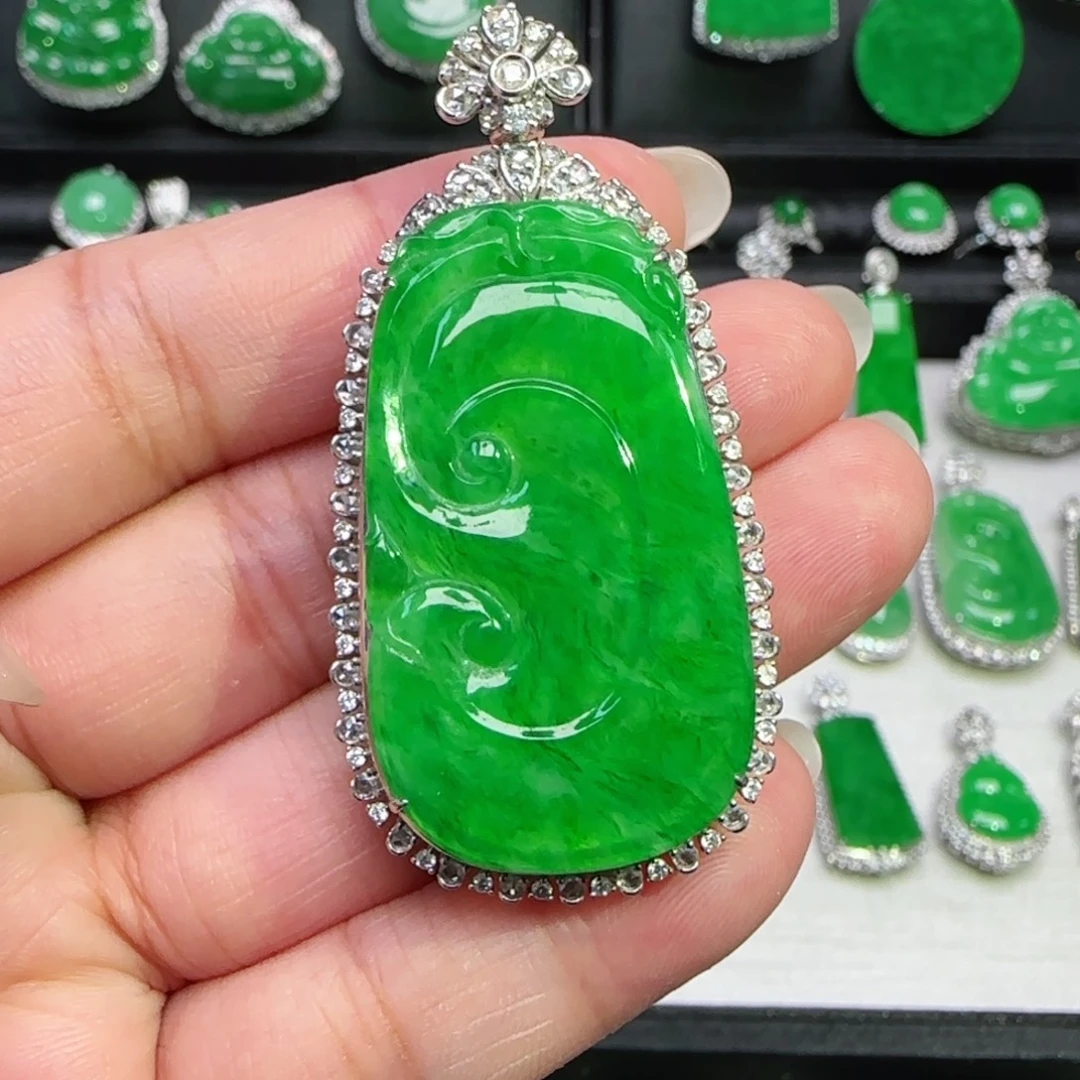 翡翠18K金镶嵌颈饰吊坠