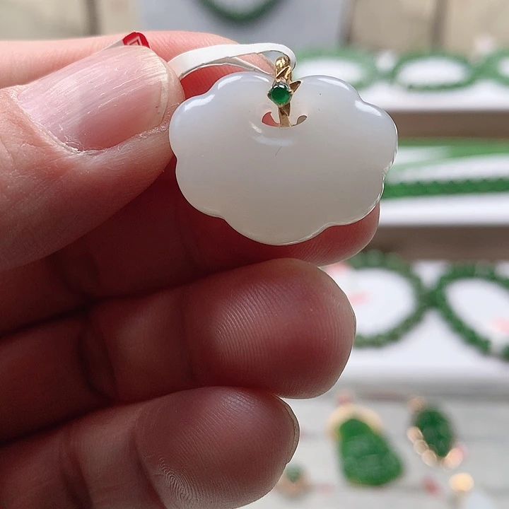 颈饰18K金镶嵌和田玉