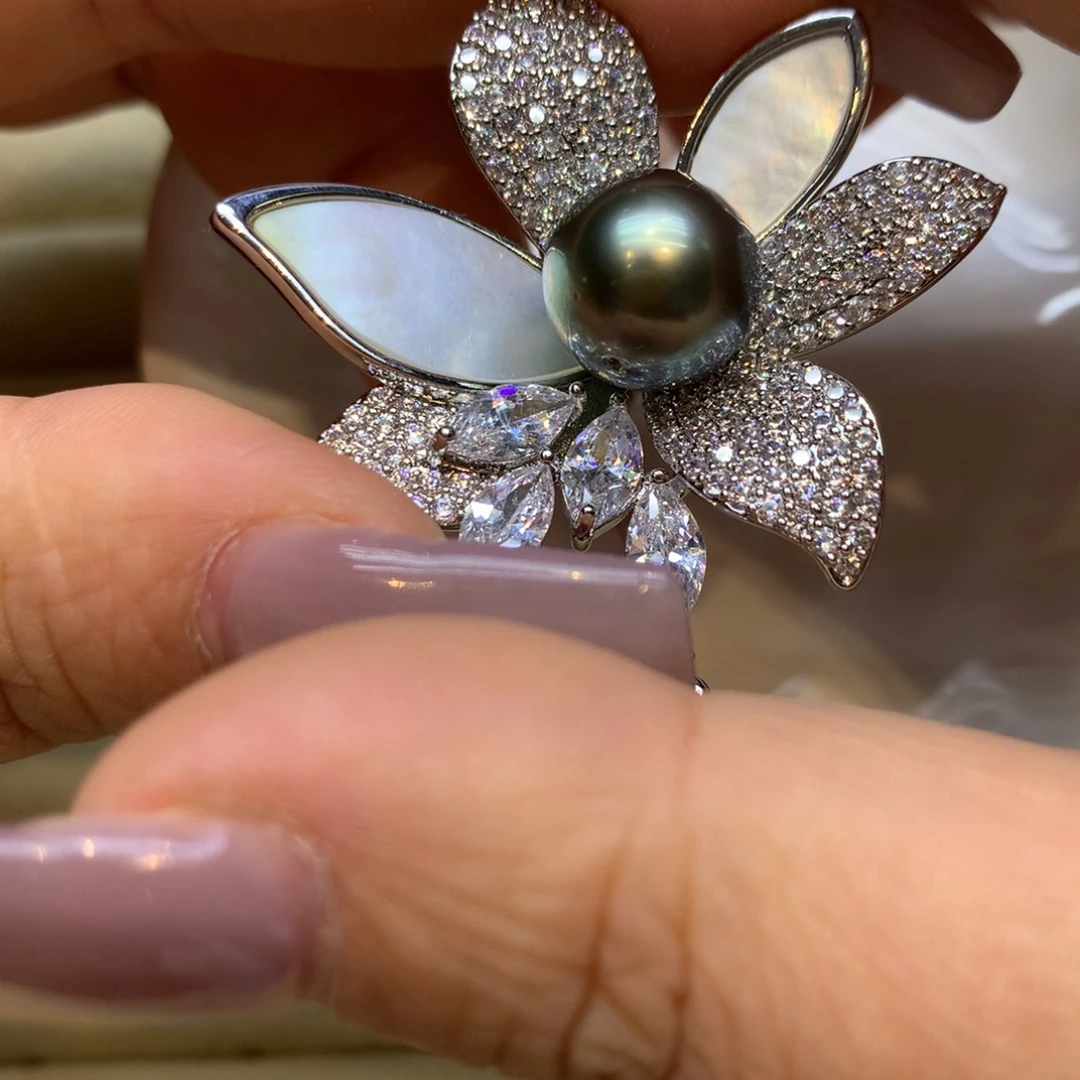 未镶嵌胸饰海水珍珠