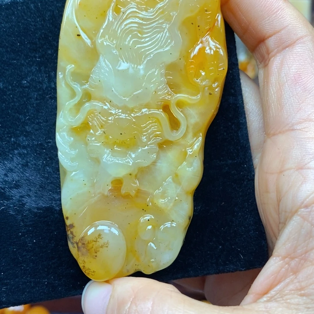 未镶嵌石英质玉（黄龙玉）颈饰