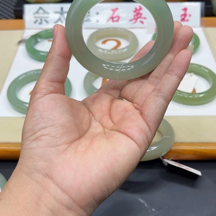未镶嵌手镯石英质玉家**女