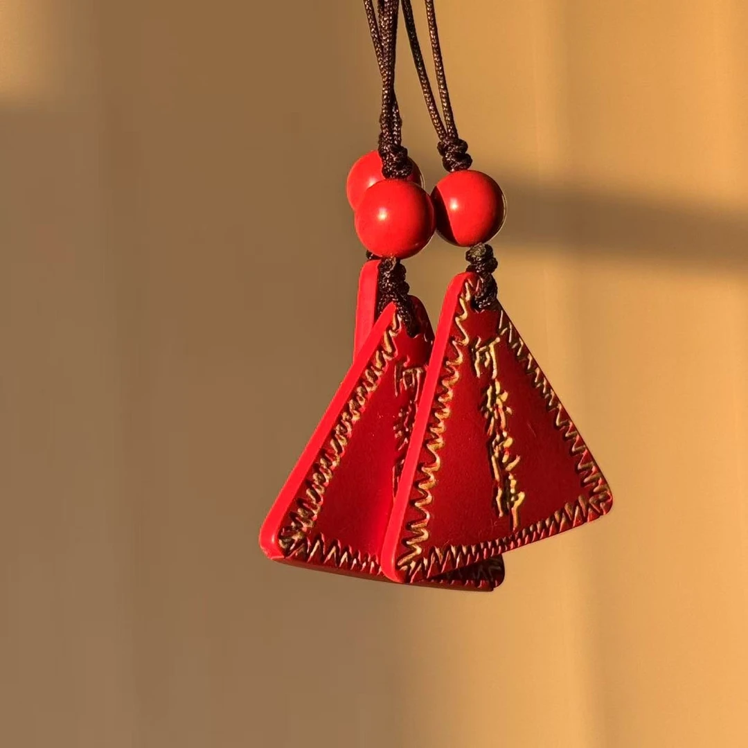 含辰砂工艺品S1377【貝勒爺】 朱砂雕刻三角挂件（多样性发其一）