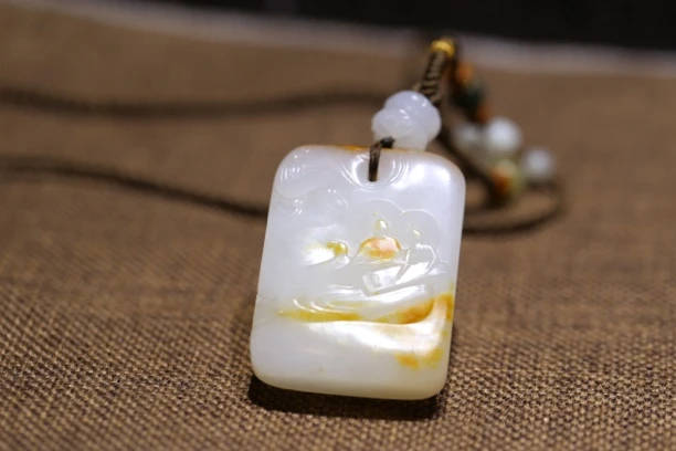 飞天乐舞牌红皮白玉51克