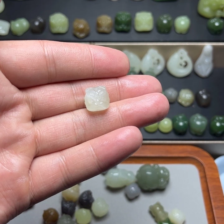 乔***兮和田玉未镶嵌颈饰