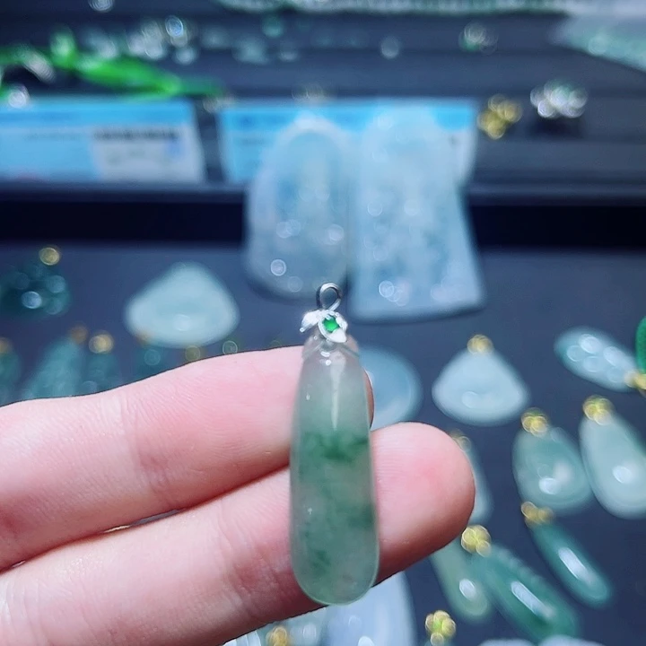 翡翠18K金镶嵌颈饰翡翠