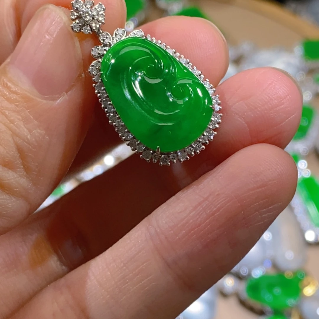 翡翠18K金镶嵌颈饰如意