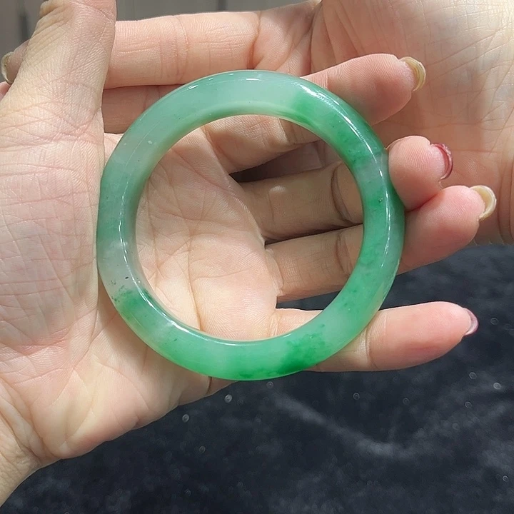 未镶嵌手镯石英质玉（非洲翠）
