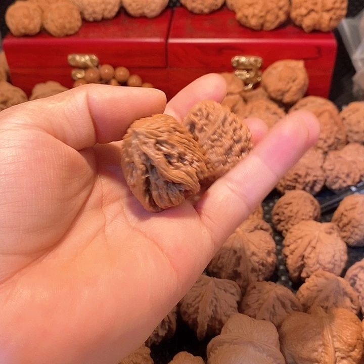 辛****容南疆石异形尖有黄点一对