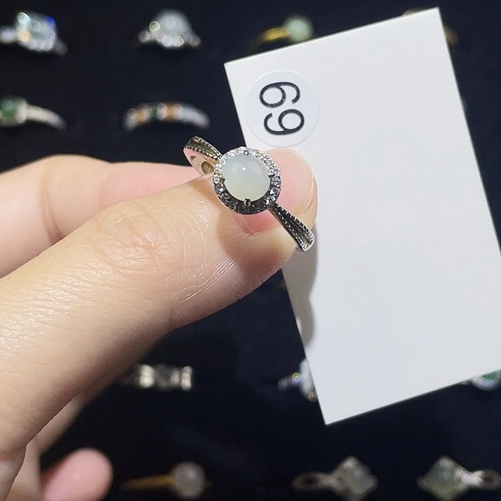 翡翠未镶嵌颈饰戒指