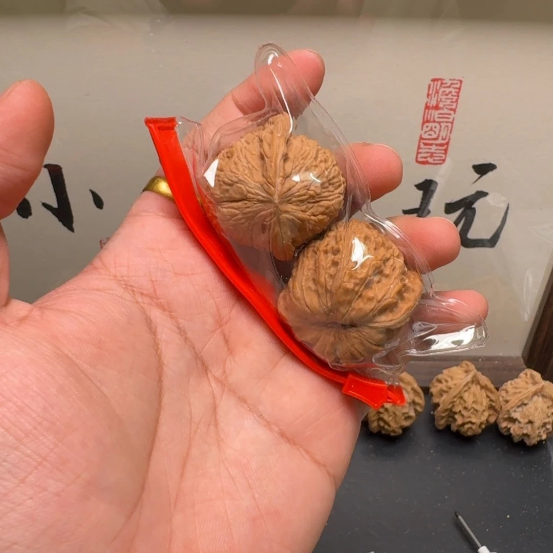文玩核桃吊坠一*草文玩核桃泥鳅背