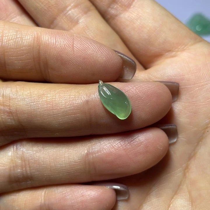 翡翠未镶嵌颈饰吊坠