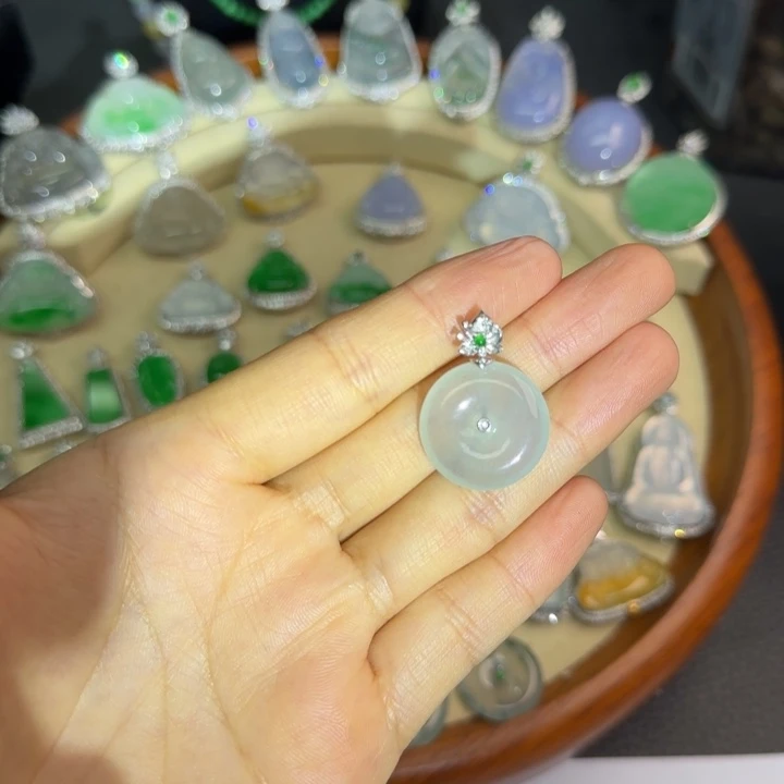 颈饰18K金镶嵌翡翠翡翠