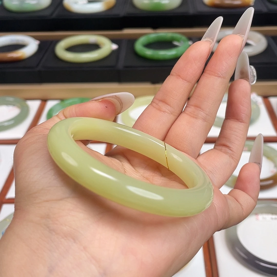 和田玉未镶嵌手镯冰黄口！52