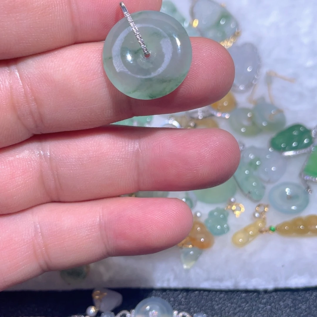 颈饰18K金镶嵌翡翠