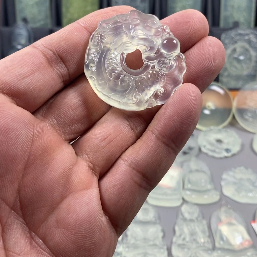 李***格未镶嵌蛇纹石玉颈饰