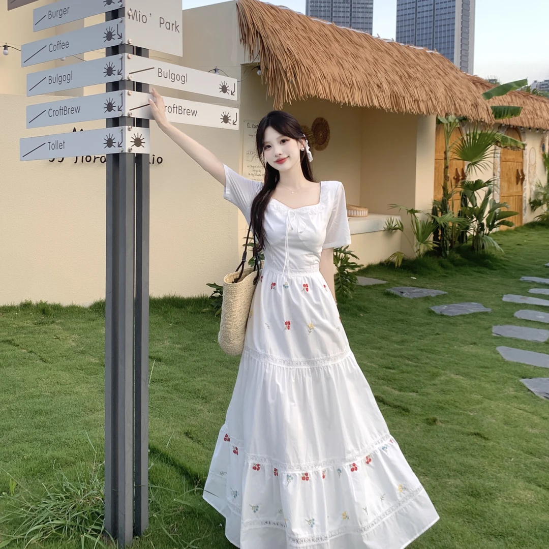 大码胖mm温柔风刺绣蕾丝连衣裙夏新款方领收腰显瘦设计感绑带长裙