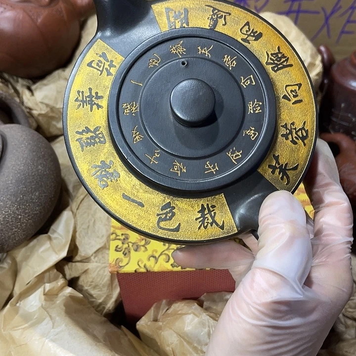 紫砂茶壶原矿泥料，手工制作的一把紫砂壶。