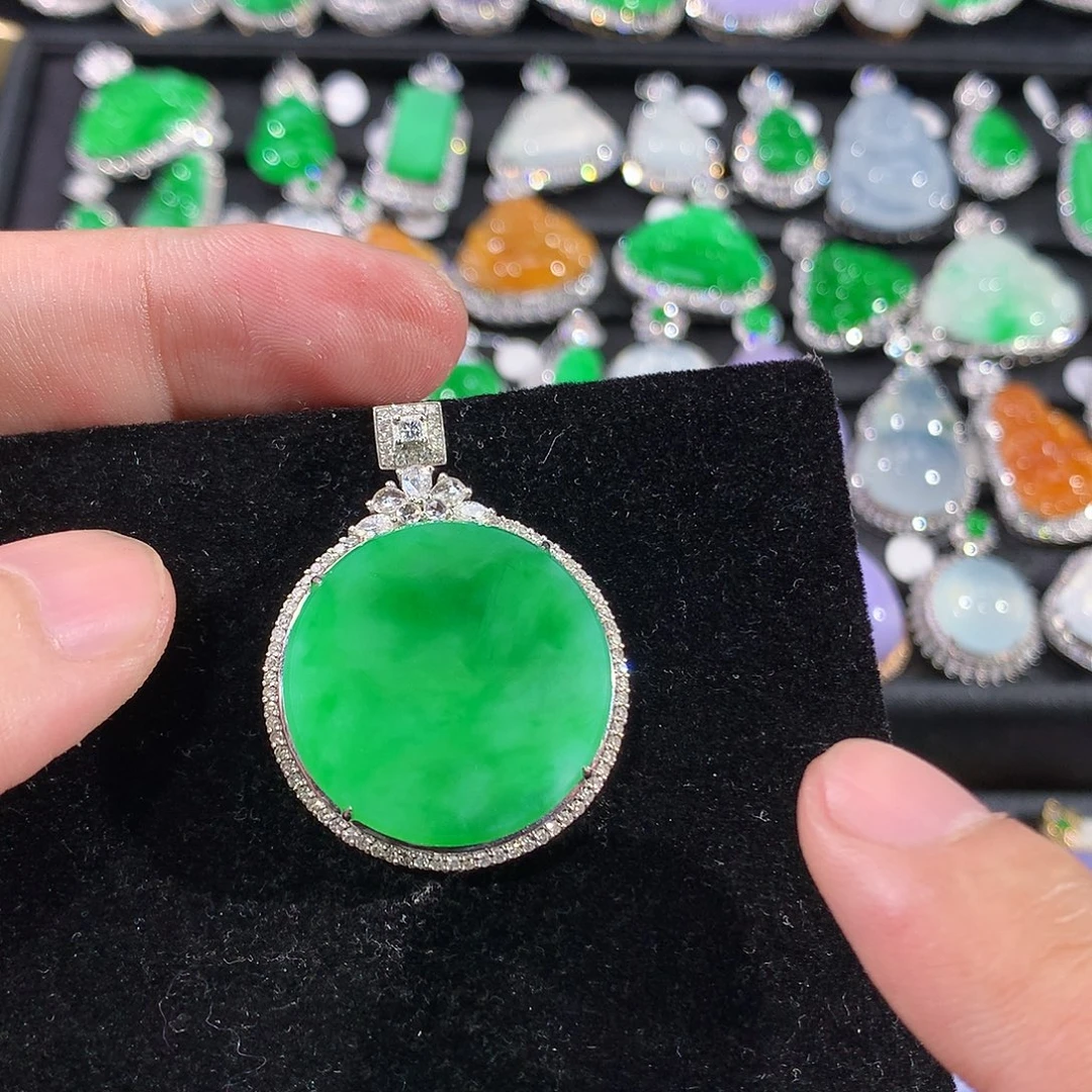 翡翠18K金镶嵌颈饰