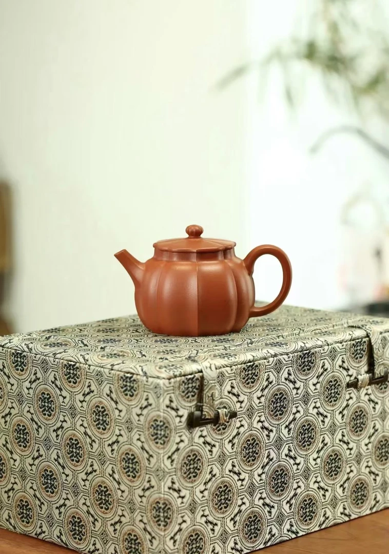 锦菱 · 170cc · 朱泥