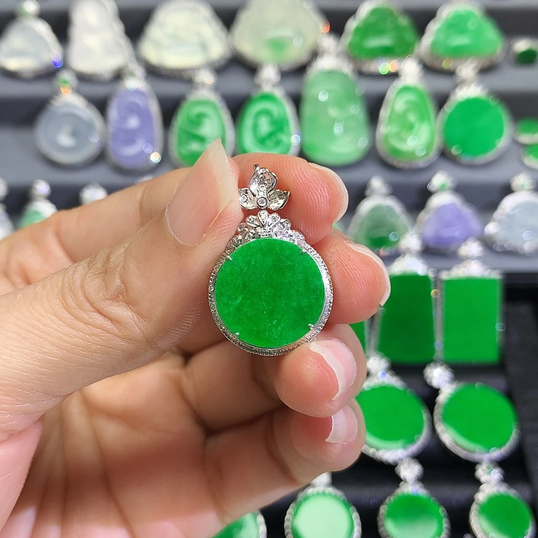 翡翠18K金镶嵌颈饰凌**香