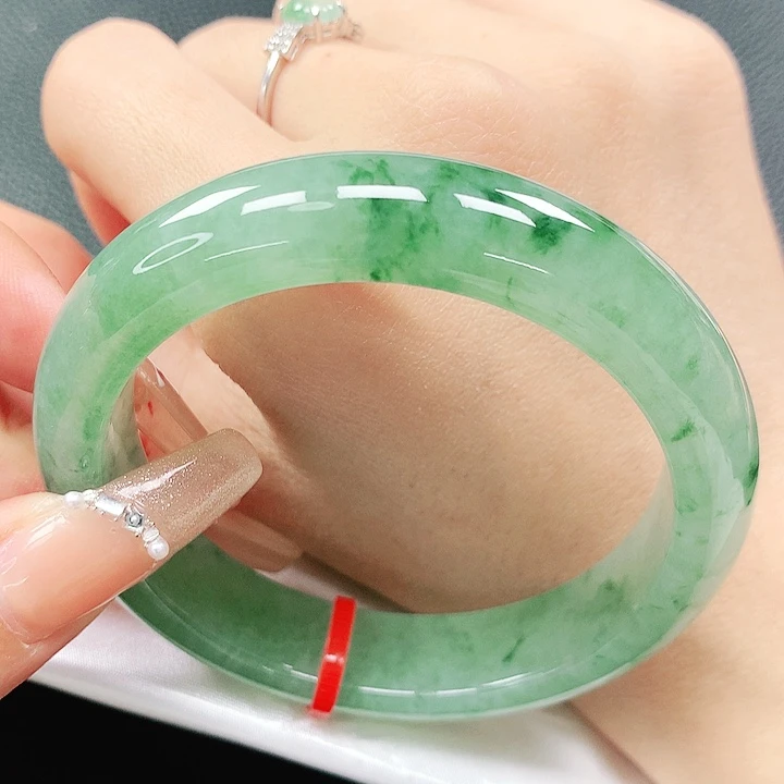 翡翠手镯未镶嵌56圈