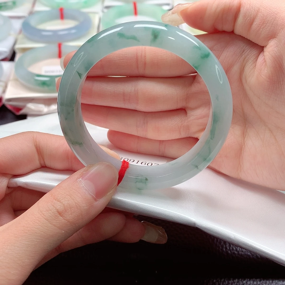 翡翠手镯未镶嵌天然a货翡翠53飘花，性价比高推荐