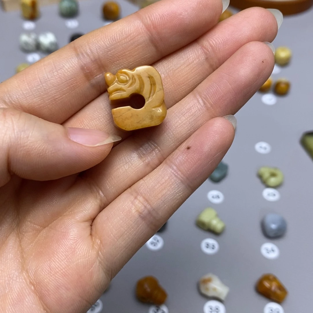 蛇纹石玉配饰合金文*