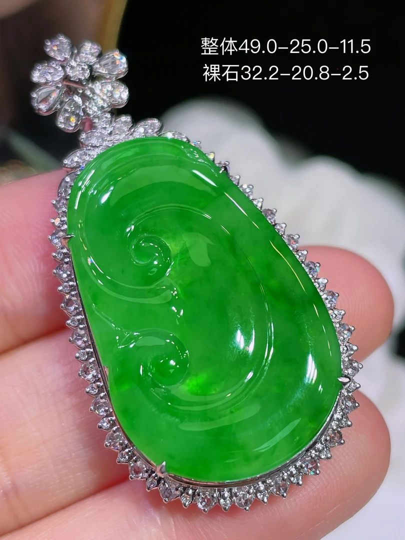 高端翡翠天然缅甸A货18k金镶嵌钻石阳绿色辣绿色如意吊坠