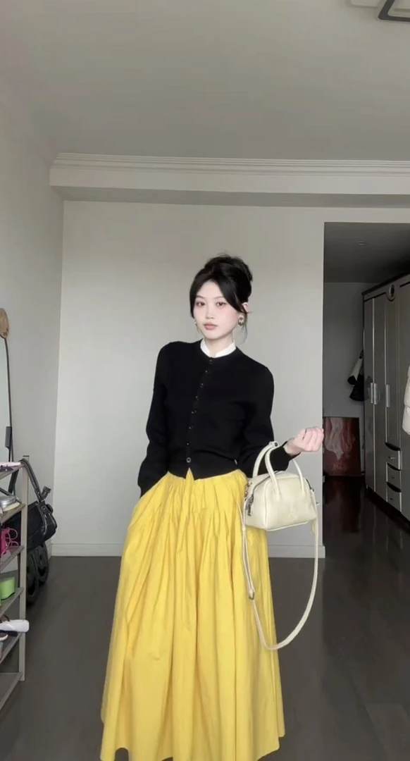 2025秋季新款韩系复古气质黑色圆领单排扣长袖针织衫黄色半身裙