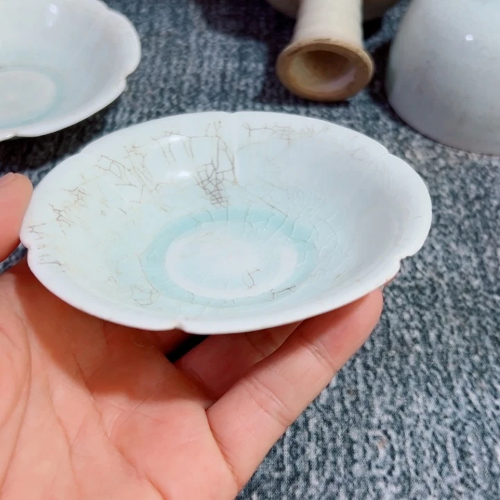 兴***阁青白釉文饰的一个碗