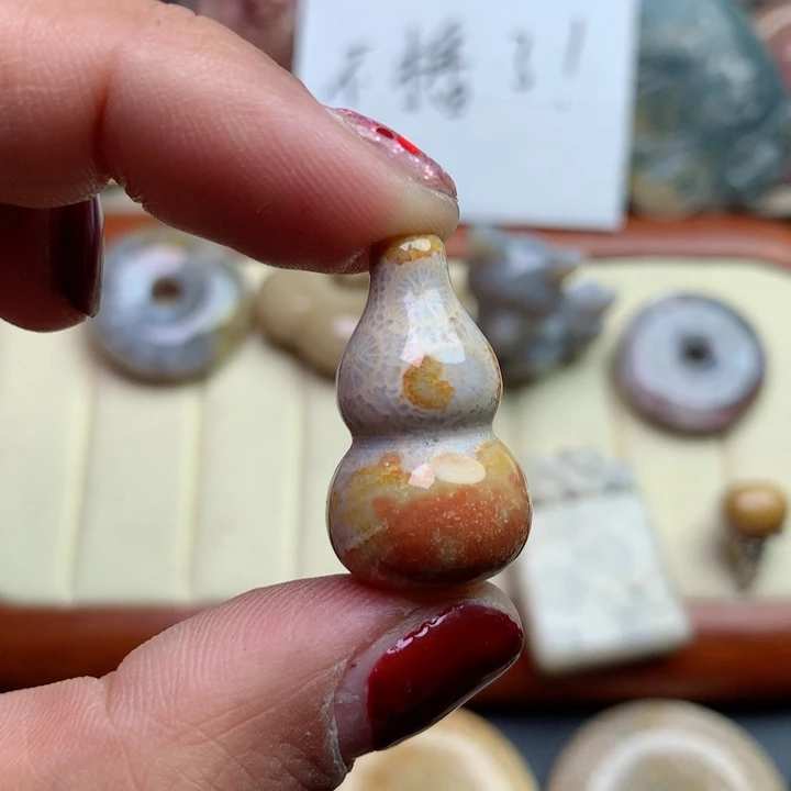 硅化珊瑚（珊瑚玉）颈饰足银镀金镶嵌