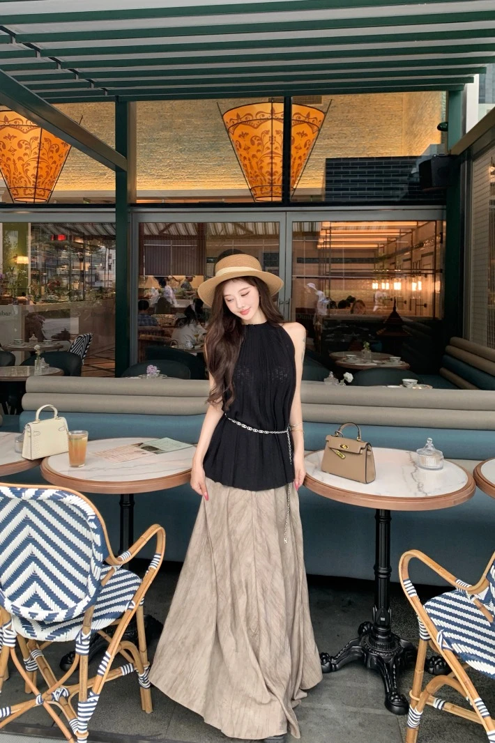 高智感气质挂脖压褶针织背心+腰链+不规则显瘦A字伞裙半身裙