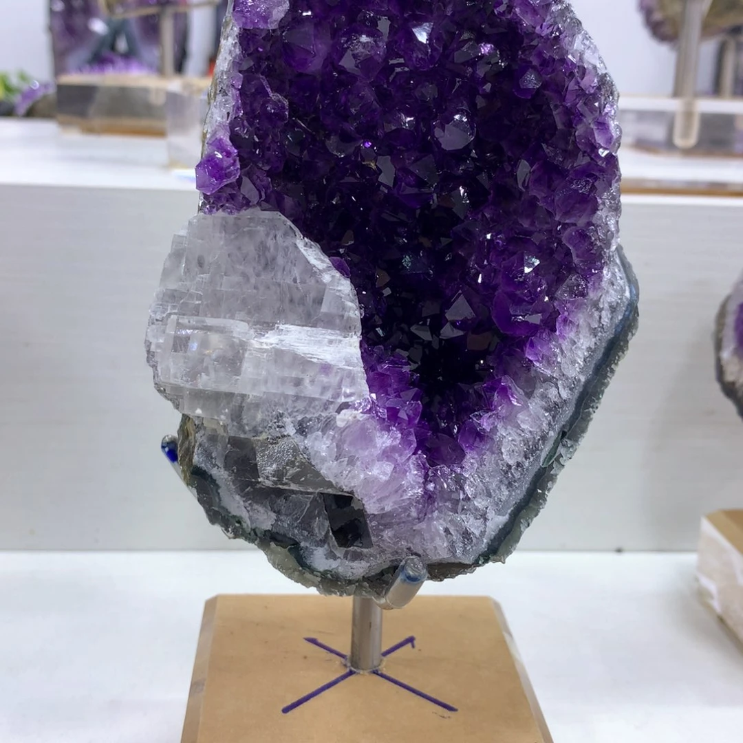 织绣乌拉圭紫水晶
