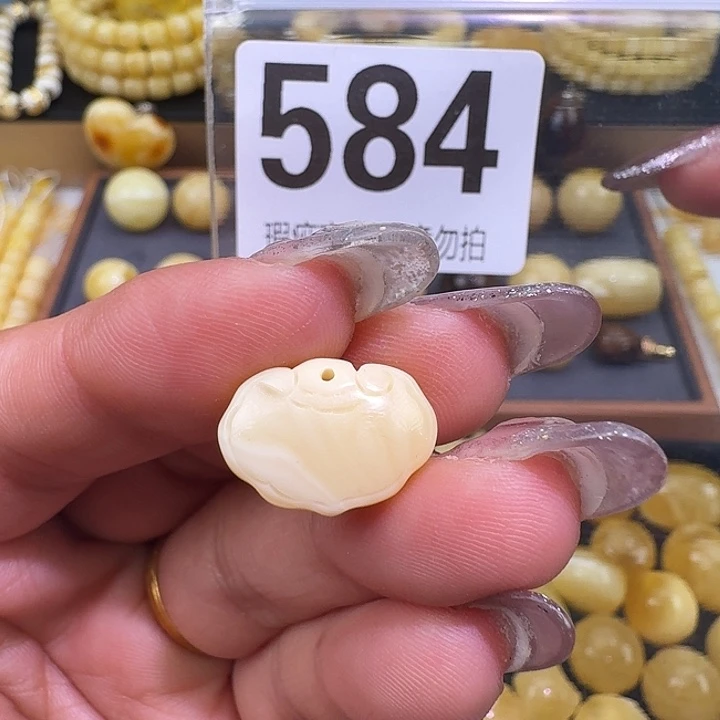 琥珀未镶嵌裸石16.4×11.6×6.5微微瑕