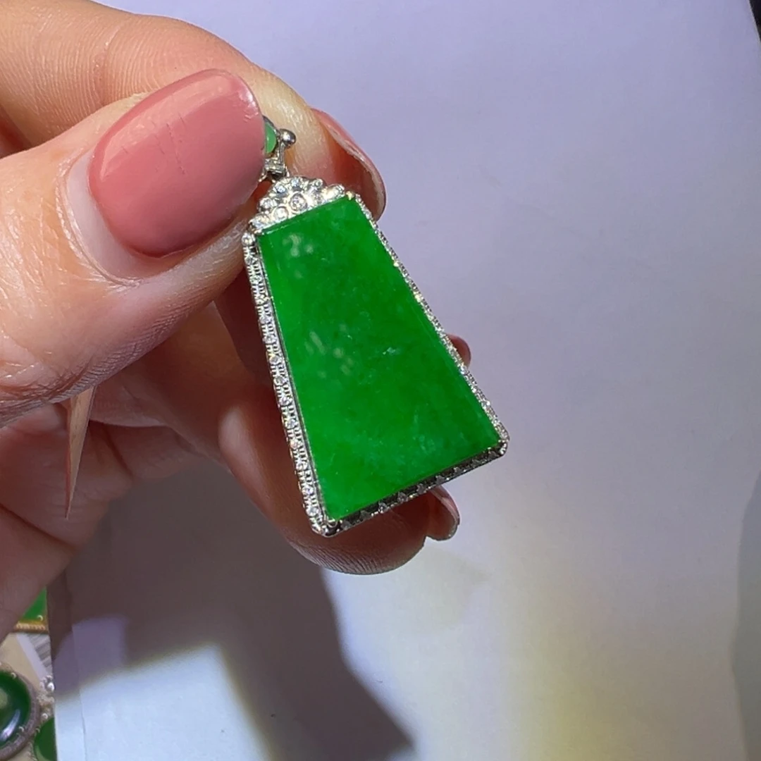 翡翠颈饰18K金镶嵌吊坠