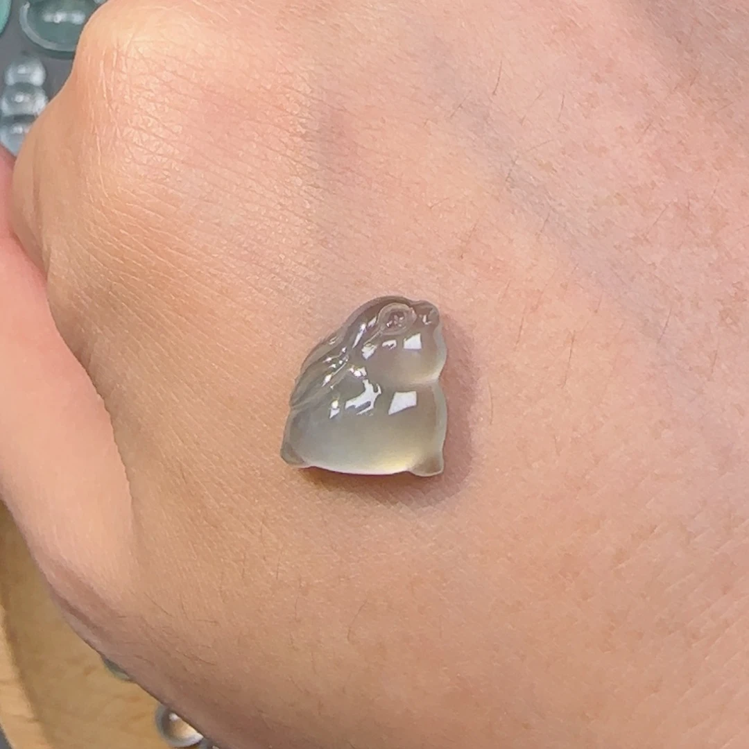 颈饰未镶嵌翡翠兔子