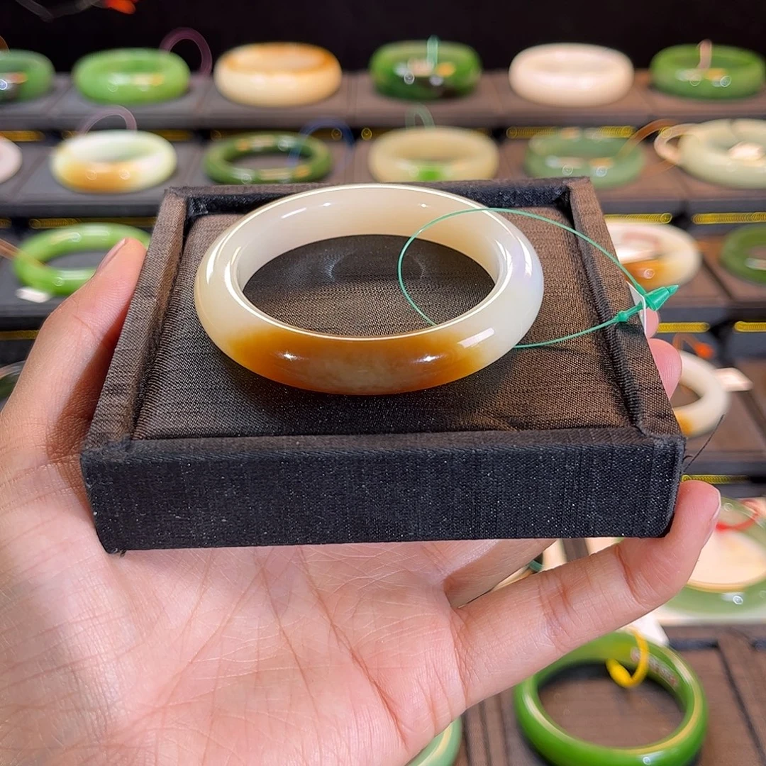 和田玉未镶嵌手镯糖渐变